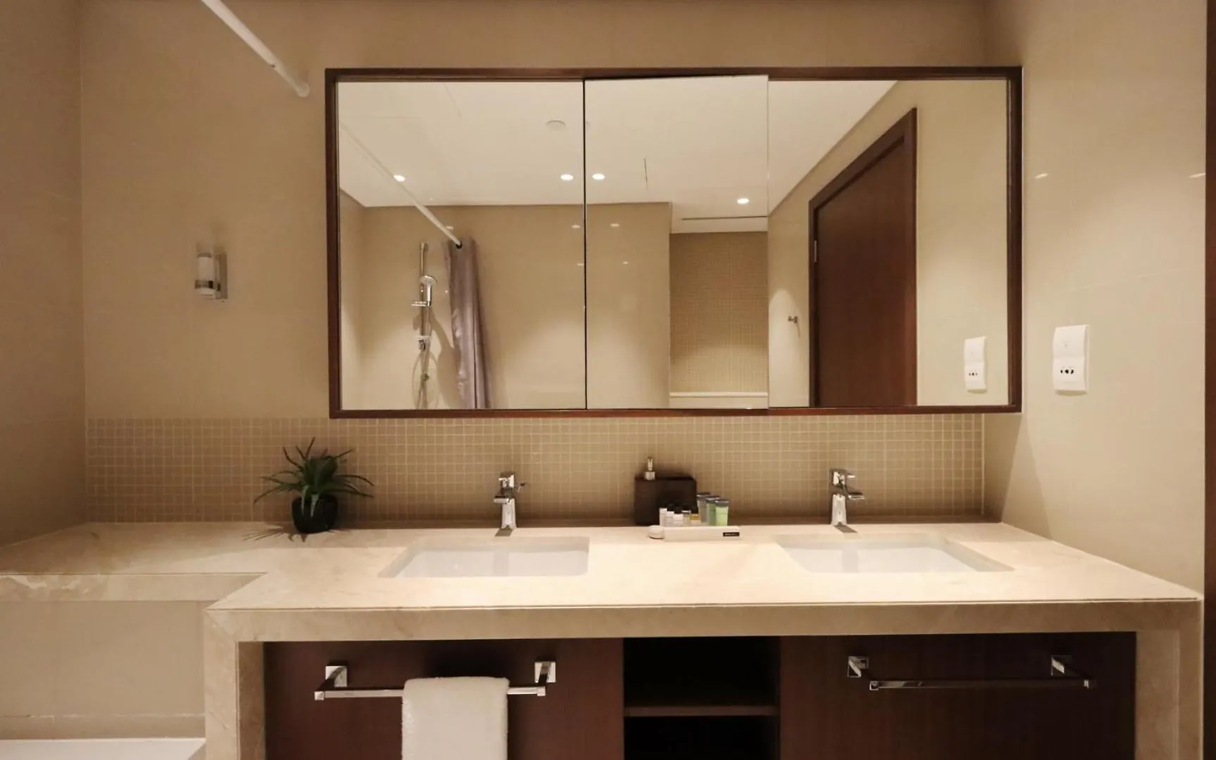 Livbnb - Bright 1Br Boulevard Point Dubai Apartment